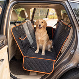 Hond op de Furleza autohoes in de auto